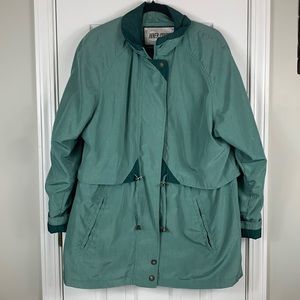 Inner Court heather green long sleeved women’s coat large. Full length zipper